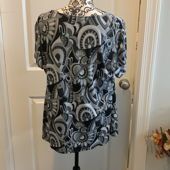 Woman’s short sleeve top in black and grey with geometric pattern. - Picture 6 of 8